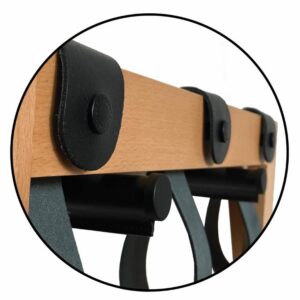 Ganci da parete per appendere il portavaligie in camera d'albergo. Lussuosi ganci in acciaio inox nero con rivestimento in pelle per proteggere il portavaligie
